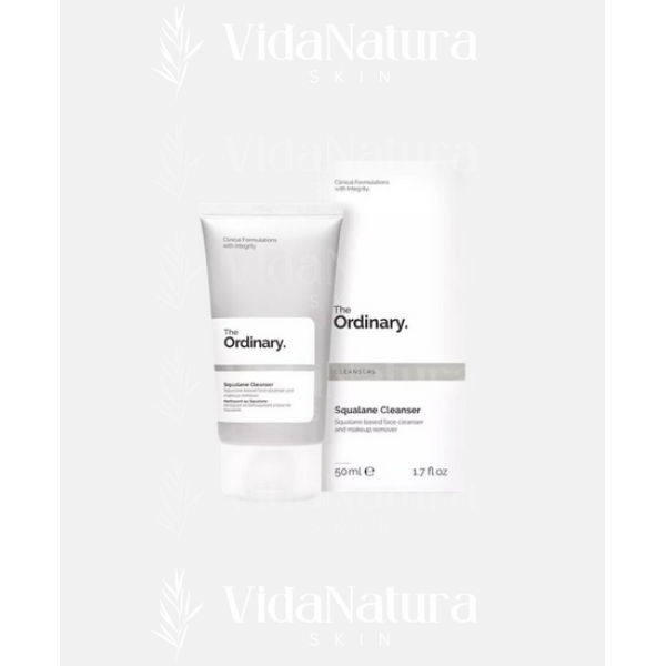 Squalane Cleanser THE ORDINARY Es un limpiador facial diseñado para quitar pequeños restos de maquillaje mientras deja la piel hidratada y muy suave. Incorpora Escualano, junto con otros ésteres que son suaves, hidratantes y eficientes para disolver el maquillaje y las impurezas faciales.